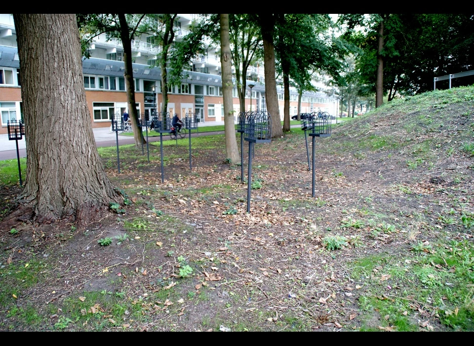 Hoogoord bij onderdoorgang naar winkelcentrum Bijlmerplein, Vogelkooitjes door Ko Aarts (1997)