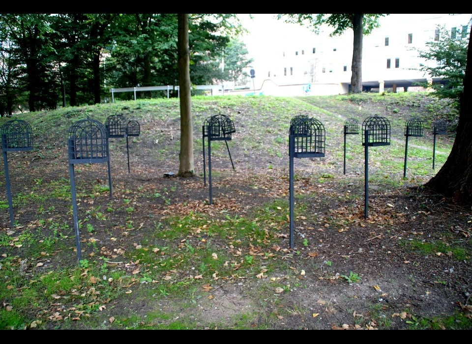 Hoogoord bij onderdoorgang naar winkelcentrum Bijlmerplein, Vogelkooitjes door Ko Aarts (1997)