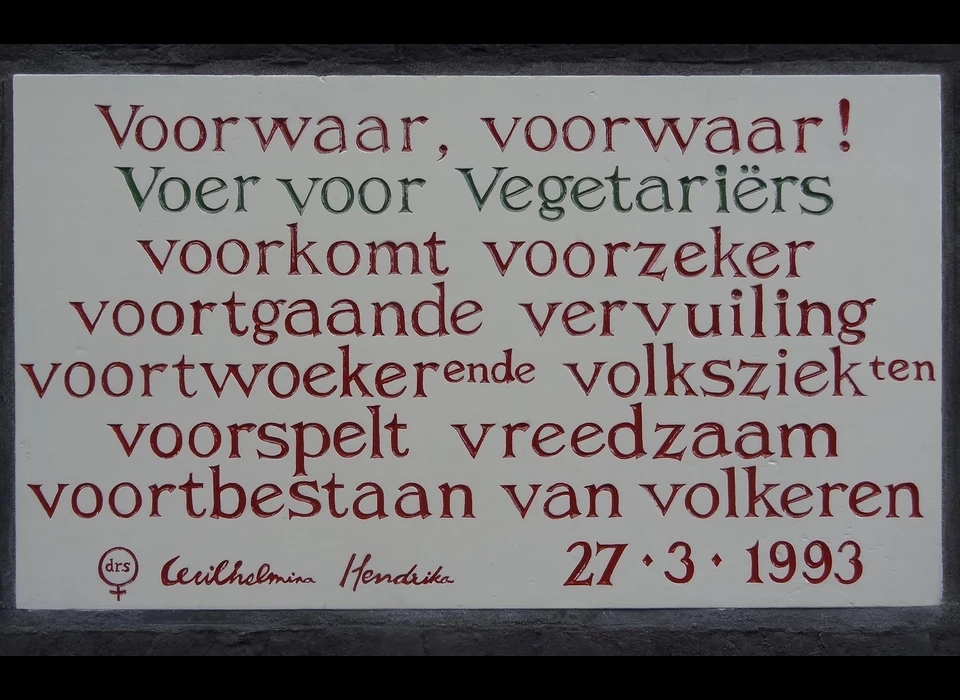 Hoogte Kadijk 12 gevelsteen Voer voor Vegetariërs gehakt door Tobias Snoep, tekst Willy Schelhaas (1997)