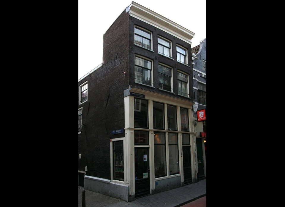 Warmoesstraat 83 houtskelet van voor 1450