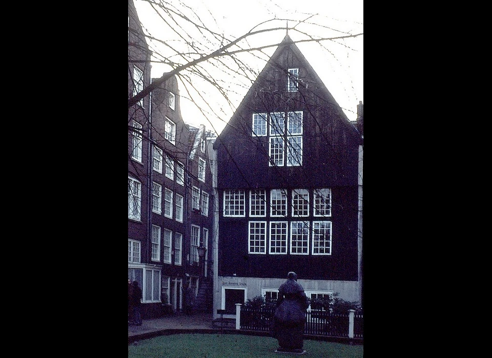 Begijnhof 34 het houten huis ca.1530 puntgevel (1988)