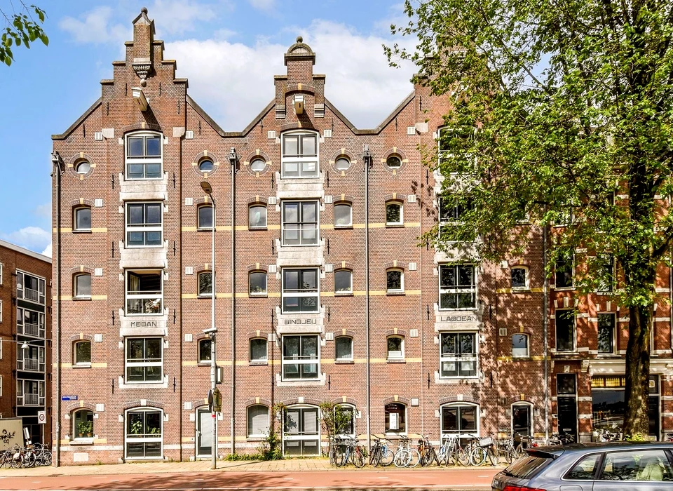 Nova Zemblastraat 2-6 voormalige Deli-pakhuizen Houtmankade 20-24 (v.r.n.l.) Laboean, Bindjeij en Medan nu wooncomplex De Kleine Houtman (1988)