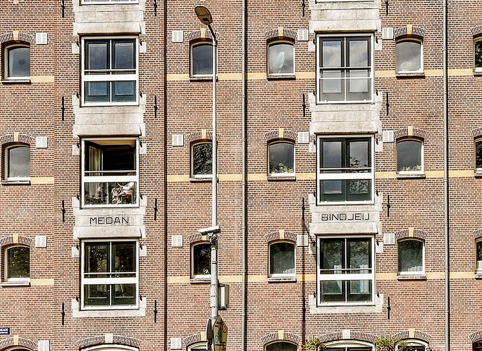 Nova Zemblastraat 2-6 geveldetail Houtmankade 22-24 met pakhuisnamen Bindjeij en Medan (1988)