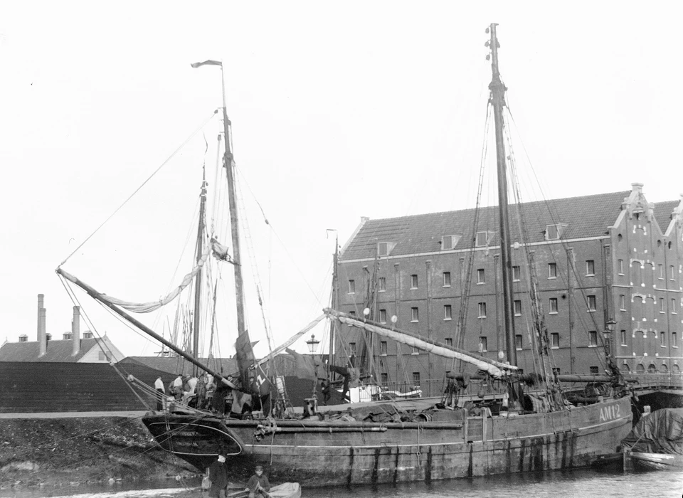 Houtmankade 26-30 pakhuis Europa later Houtman (1895)