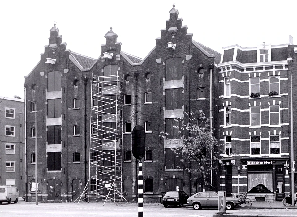 Houtmankade 18-24 Deli-pakhuizen (v.r.n.l.) 18, Laboean, Bindjeij en Medan (1984)