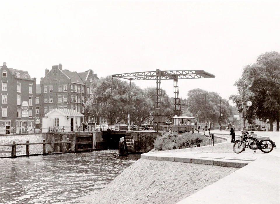 Houtmankade ophaalbrug (nr.346) over Westerkanaal gezien naar Roggeveenstraat (1958)