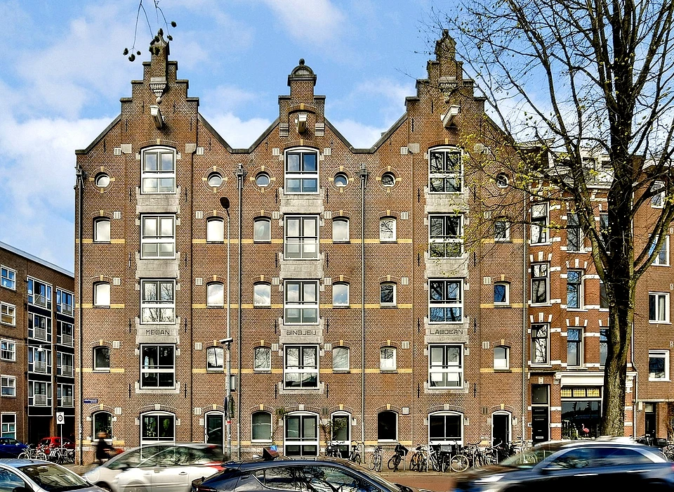 Nova Zemblastraat 2-6 voormalige Deli-pakhuizen Houtmankade 20-24 (v.r.n.l.) Laboean, Bindjeij en Medan nu wooncomplex De Kleine Houtman (1988)
