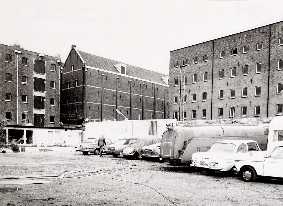 Nova Zemblastraat pakhuizen aan Houtmankade 20-24 en 26 en Nova Zemblastraat 8-12 (ca.1965)