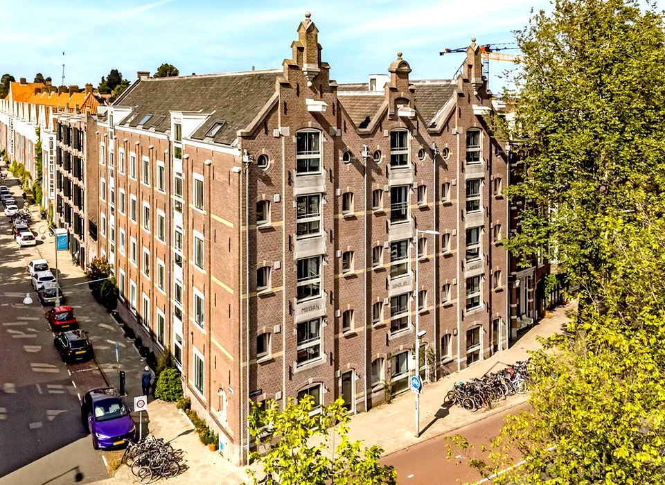 Nova Zemblastraat 2-6 voormalige Deli-pakhuizen Houtmankade 22-24 (v.r.n.l.) Laboean, Bindjeij en Medan nu wooncomplex De Kleine Houtman (1988) 