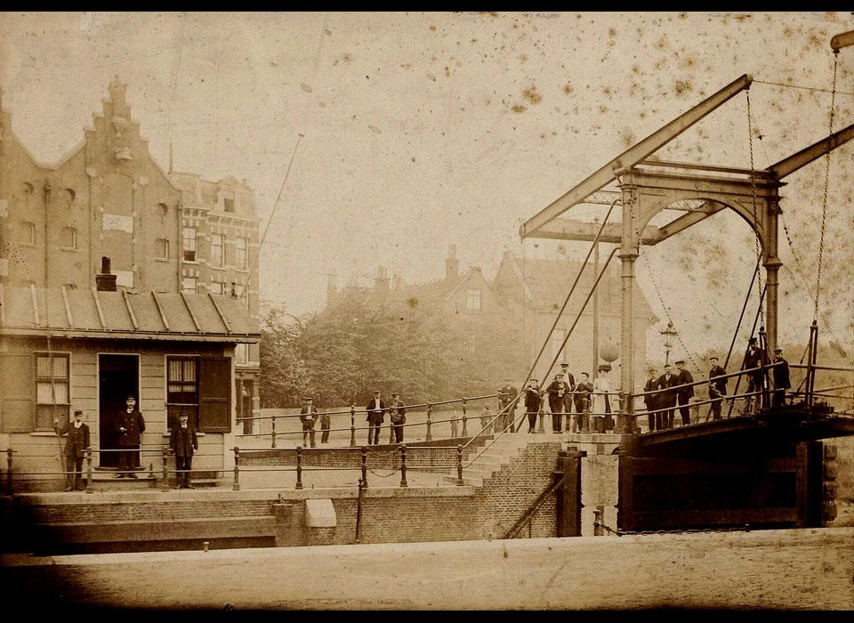 Houtmankade ophaalbrug (nr.346) over Westerkanaal verbindt de twee delen van de Roggeveenstraat, het westelijke deel wordt in 1913 Nova Zemblastraat (1912)