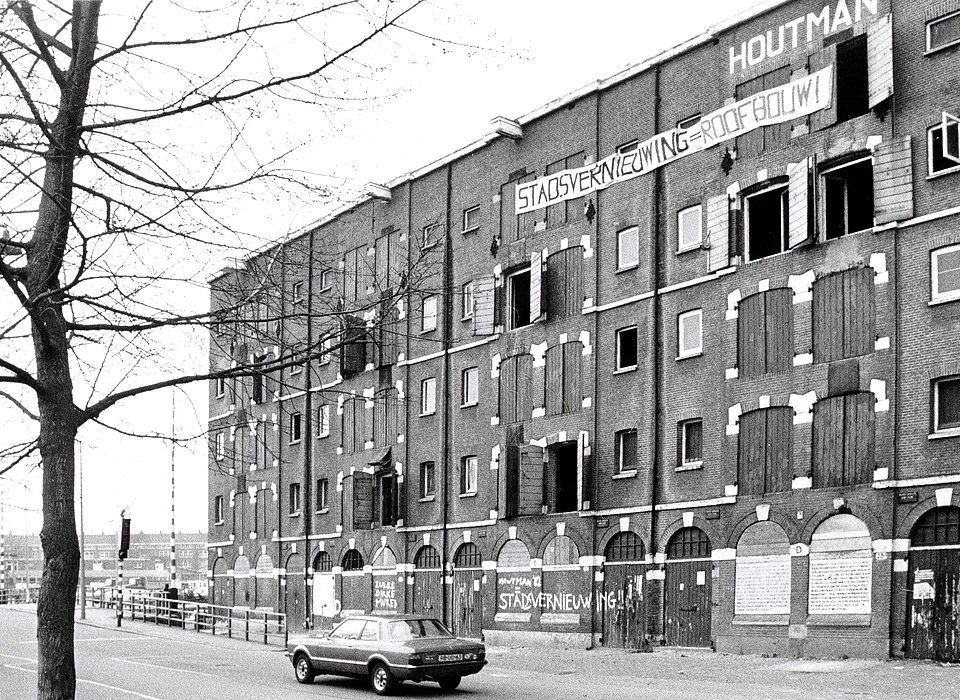 Houtmankade 26-30 pakhuis Houtman is kraakpand geworden (1983)