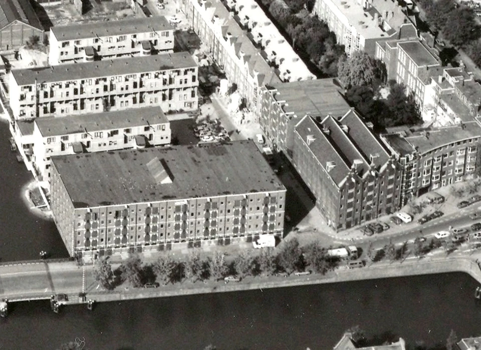 Houtmankade 20-24 en 26 luchtfoto (1981)