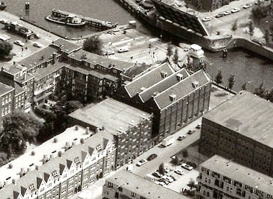 Houtmankade 20-24 aan Nova Zemblatraat luchtfoto (1982)