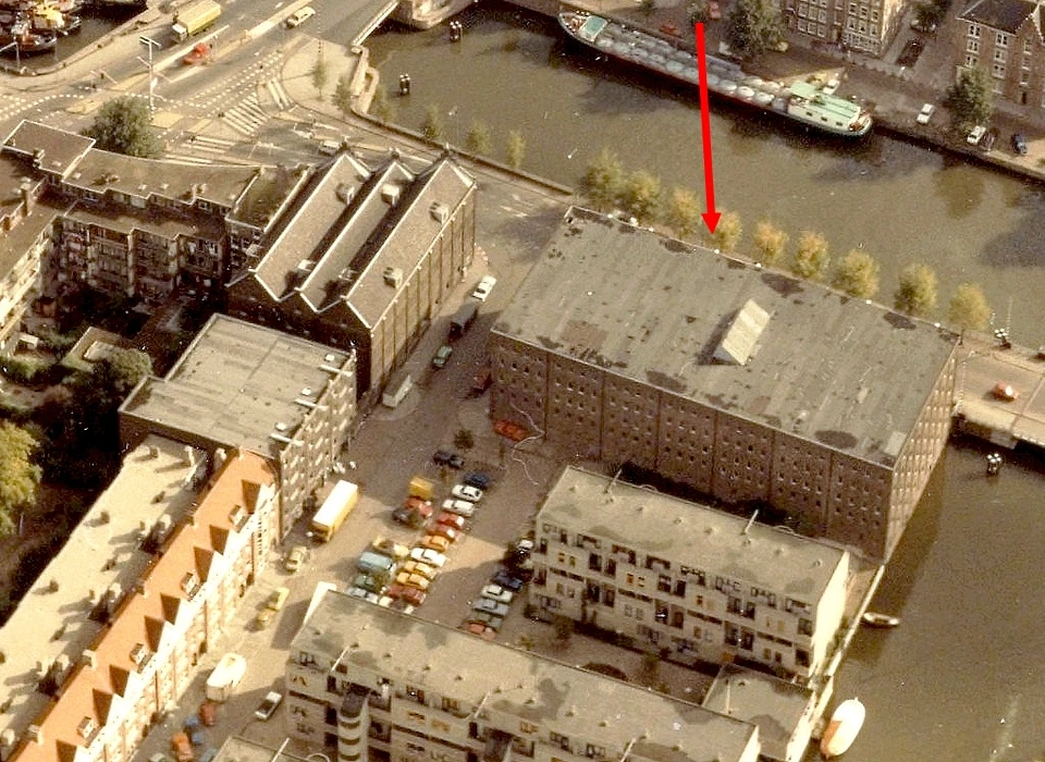 Houtmankade 26-30 luchtfoto voor de verbouwing van pakhuis Houtman (1983)