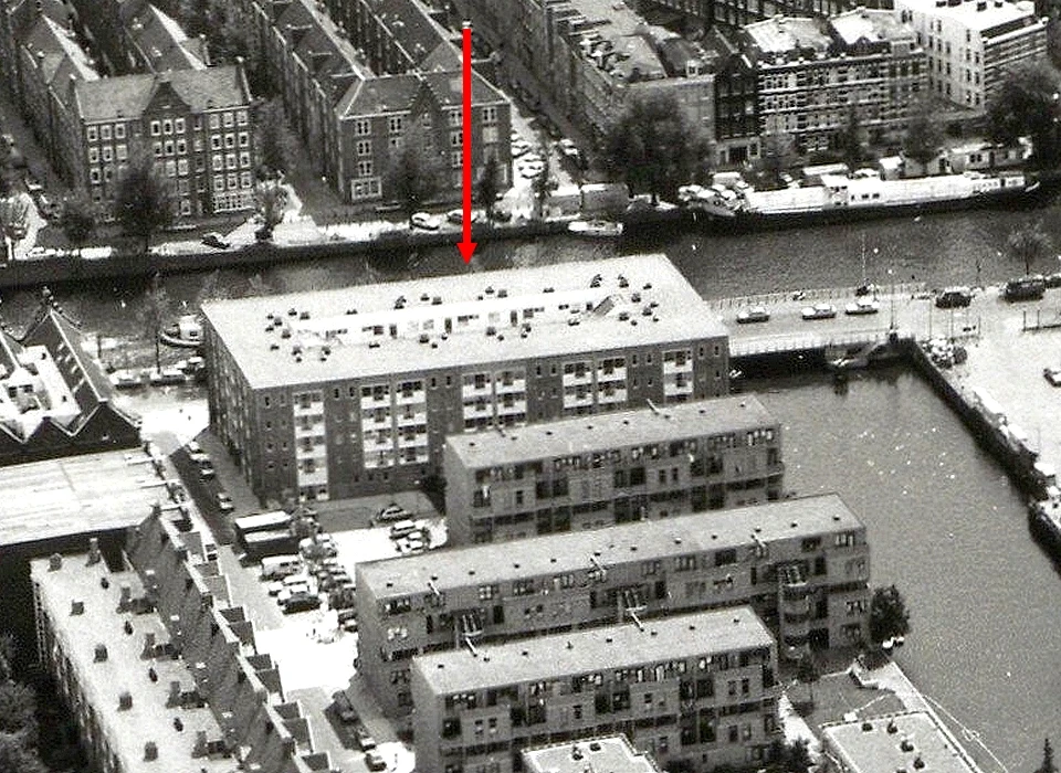 Nova Zemblastraat 3-27 luchtfoto na de verbouwing van pakhuis Houtman, in midden is de uitkerning te zien (1987) 