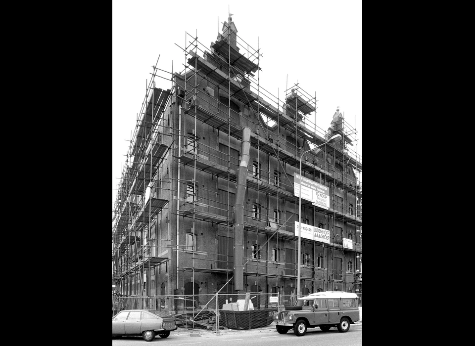 Houtmankade 20-24 verbouwing van de Deli-pakhuizen (v.r.n.l.) Laboean, Bindjeij en Medan tot wooneenheden (1987)