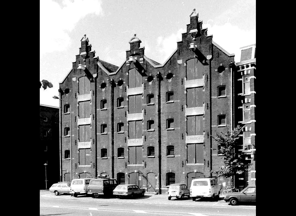 Houtmankade 20-24 Deli-pakhuizen (v.r.n.l.) Laboean, Bindjeij en Medan (1981)