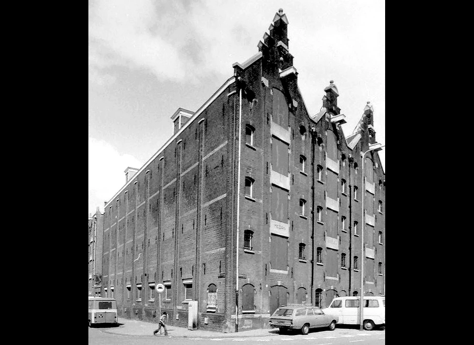 Houtmankade 20-24 Deli-pakhuizen (v.r.n.l.) Laboean, Bindjeij en Medan hoek Nova Zemblastraat (1981)
