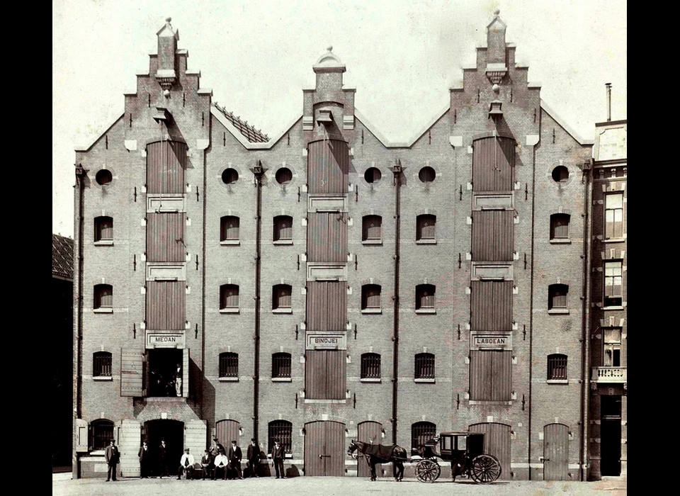 Houtmankade 20-24 één van de eerste foto's van de Deli-pakhuizen (v.r.n.l.) Laboean, Bindjeij en Medan (Nicolaas Schuitvlot, 1905)