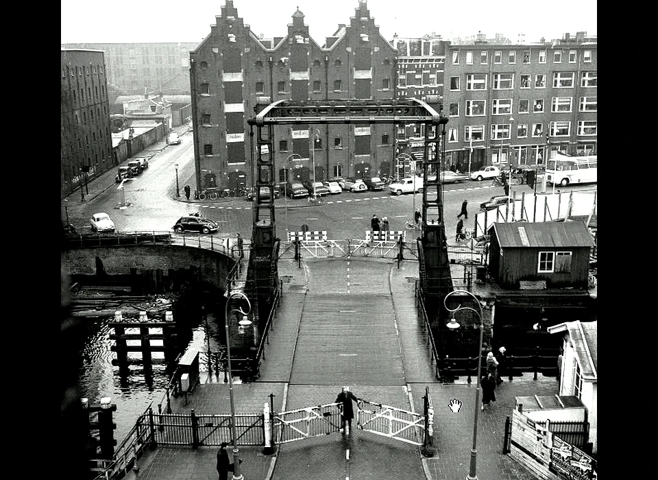Houtmankade ophaalbrug (nr.346) over Westerkanaal gezien naar Nova Zemblastraat (ca.1955)