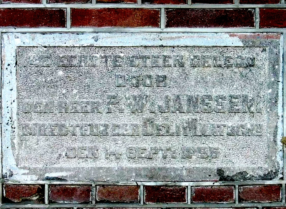 Houtmankade 20-24 Eerste steenlegging door P.W.Janssen directeur van de Deli Maatschappij op 14-9-1895