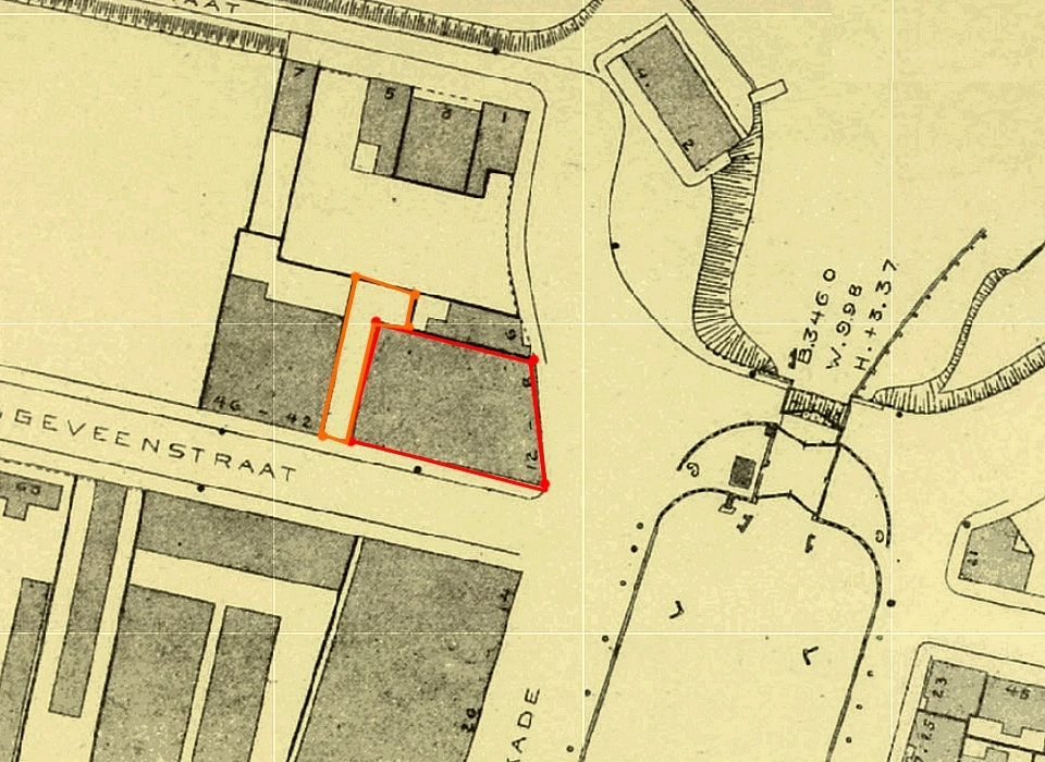 Op een plattegrond van 1909 is de locatie van de pakhuizen in rood aangegeven en het open terrein achter de pakhuizen in oranje