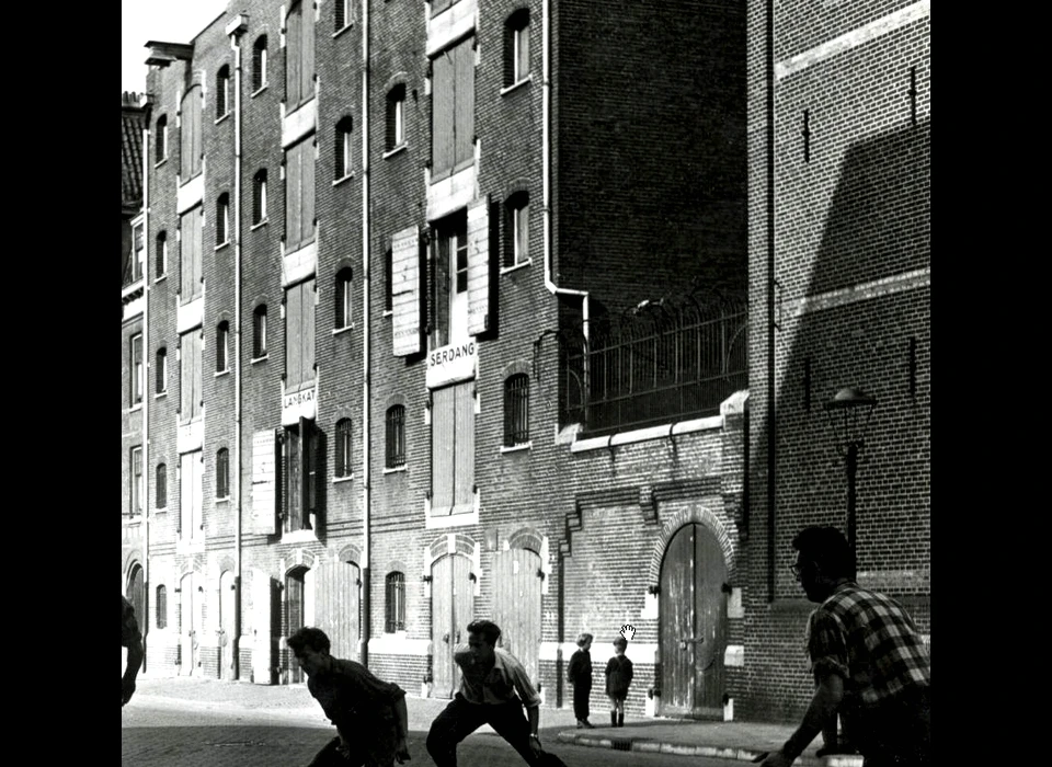 Houtmankade 20-24 poortingang tot het onbebouwde terrein aan de achterzijde van de pakhuizen in de Nova Zemblastraat (ca.1955)