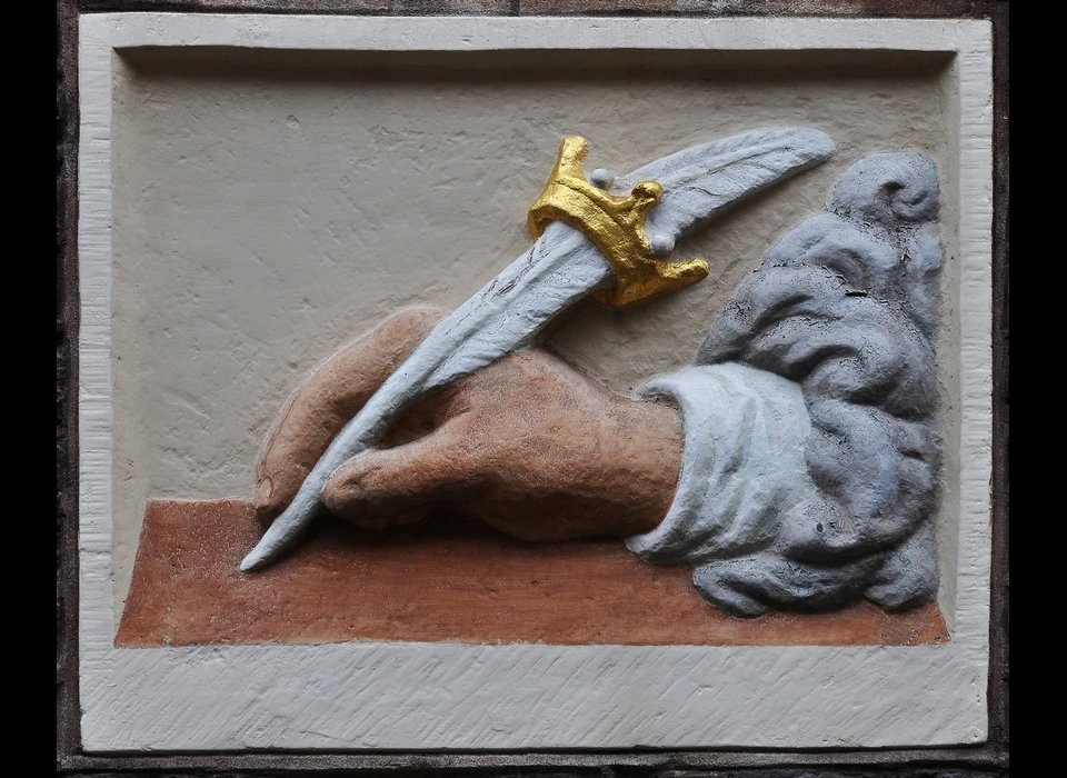 Egelantiersstraat 52 Gekroonde schrijvende hand, gerestaureerde gevelsteen in het huis van schoolmeester Wient (2009)