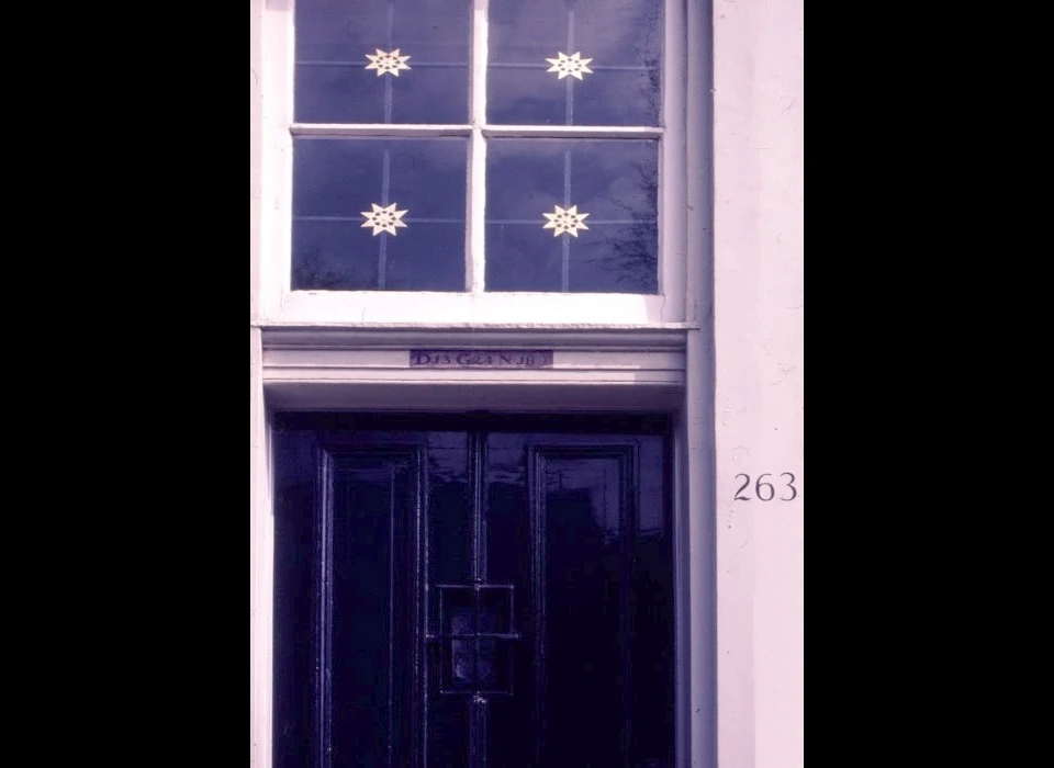 Herengracht 263 in de bovenlijst het huisnummer van 1796 D(istrict)13 G(rondvergadering)24 Huisnummer 18 (uit onderzoek 
					  is gebleken dat de laatste 1 van het huisnummer is verdwenen, het moet dus zijn 181