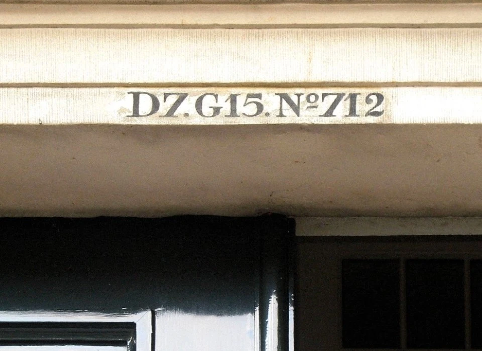 Keizersgracht 672 in de bovenlijst het nummer van 1796 D(istrict)7 G(rondvergadering)15 Huisnummer 712