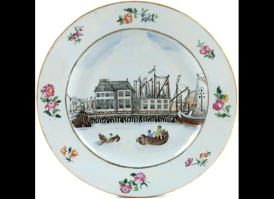 Porceleinen bord met afbeelding van de Nieuwe Stadsherberg, Chinees exportartikel (1765)