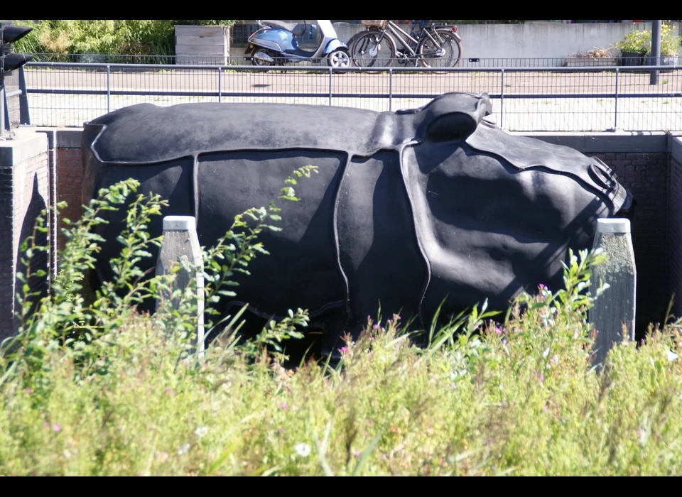 Nijlpaard in sluis, beeld door kunstenaar Tom Claassen (2020)