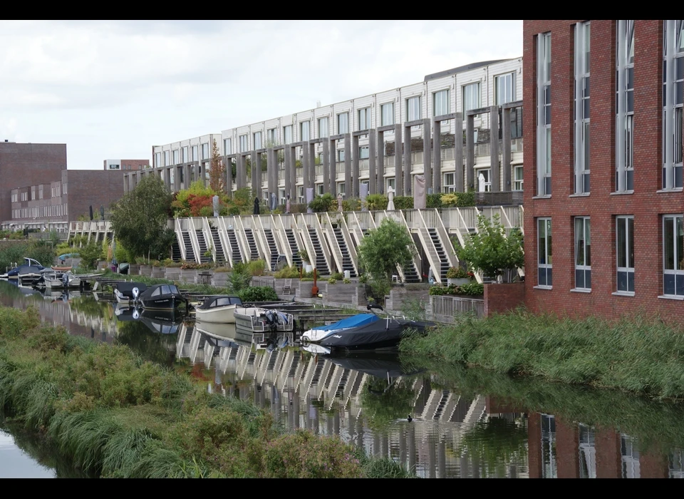 Achterzijde Emmy Andriessestraat 24-52 met zicht op de Groene Tunnel (2020)