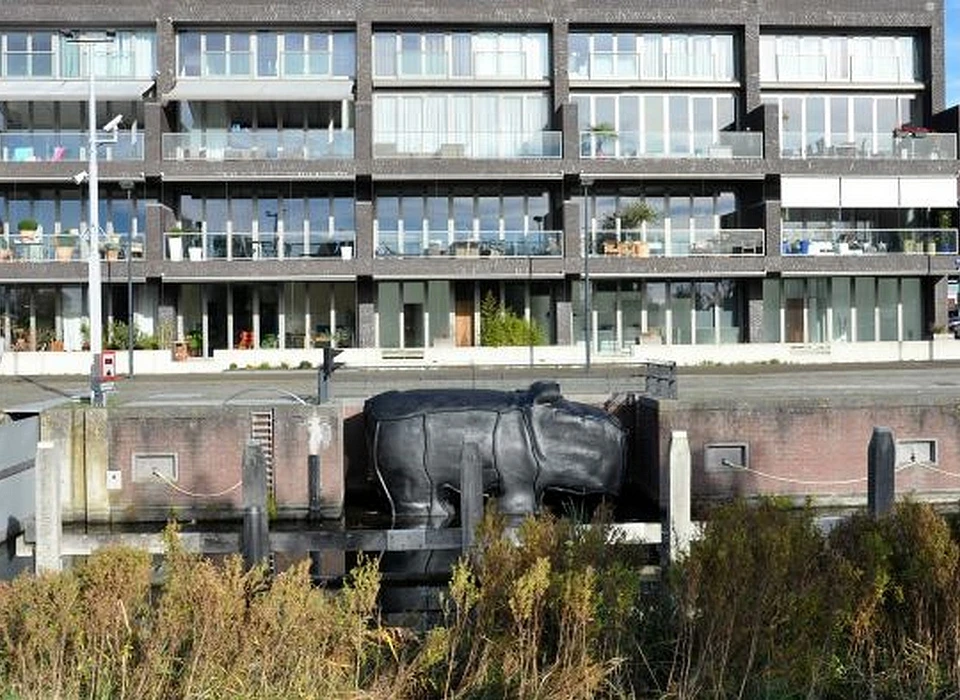 Nijlpaard in sluis, beeld door kunstenaar Tom Claassen (2014)