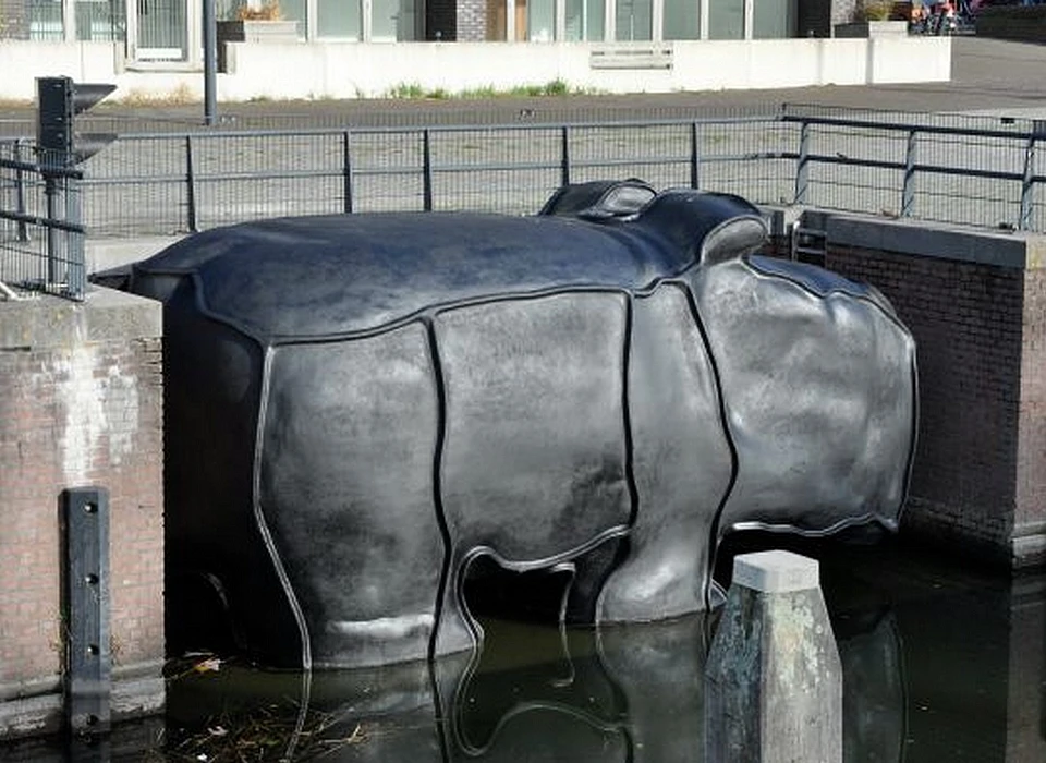 Nijlpaard in sluis, beeld door kunstenaar Tom Claassen (2014)