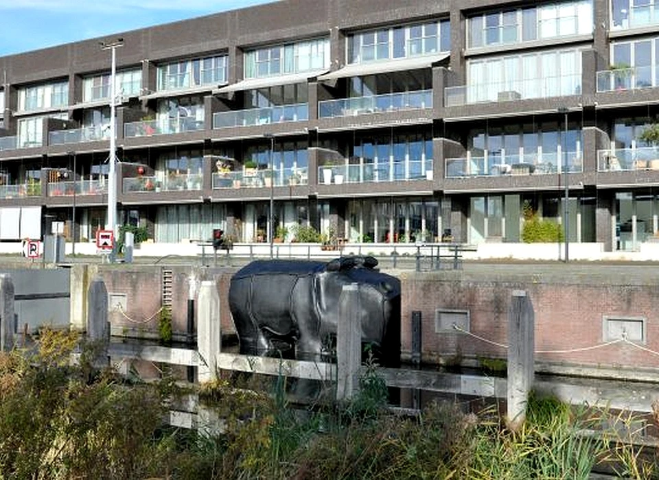 Nijlpaard in sluis, beeld door kunstenaar Tom Claassen (2014)