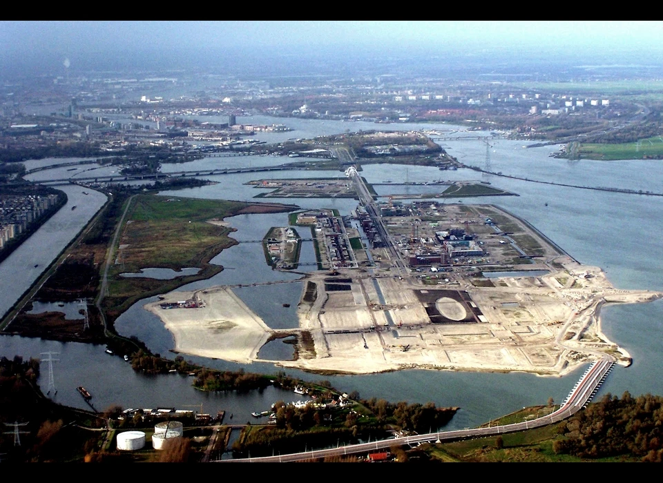 Haveneiland IJburg, het zwarte ovaal is de contour van het Theo van Goghpark (2004) 