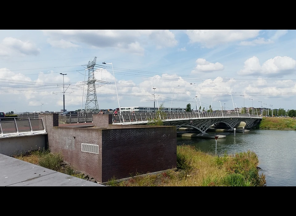 Brug 2002 vormt met een overspanning van 101 meter de verbinding in de IJburglaan tussen Steigereiland en Haveneiland (2005)