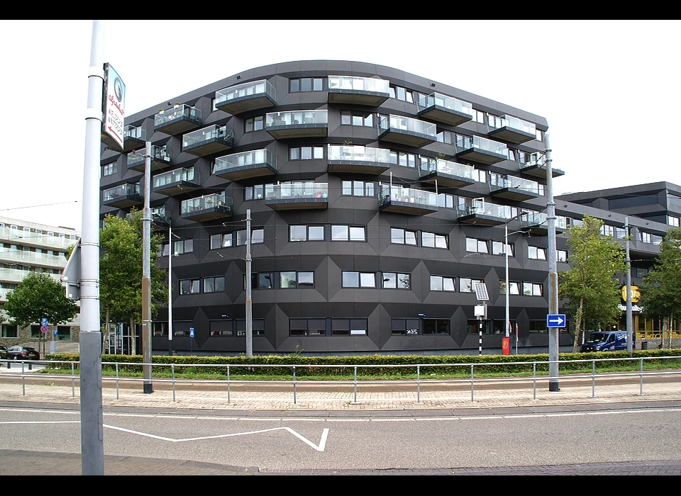 IJburglaan 1681-1717 de woningen zijn op het IJburg College gebouwd. De school staat aan de Pampuslaan. (2020)