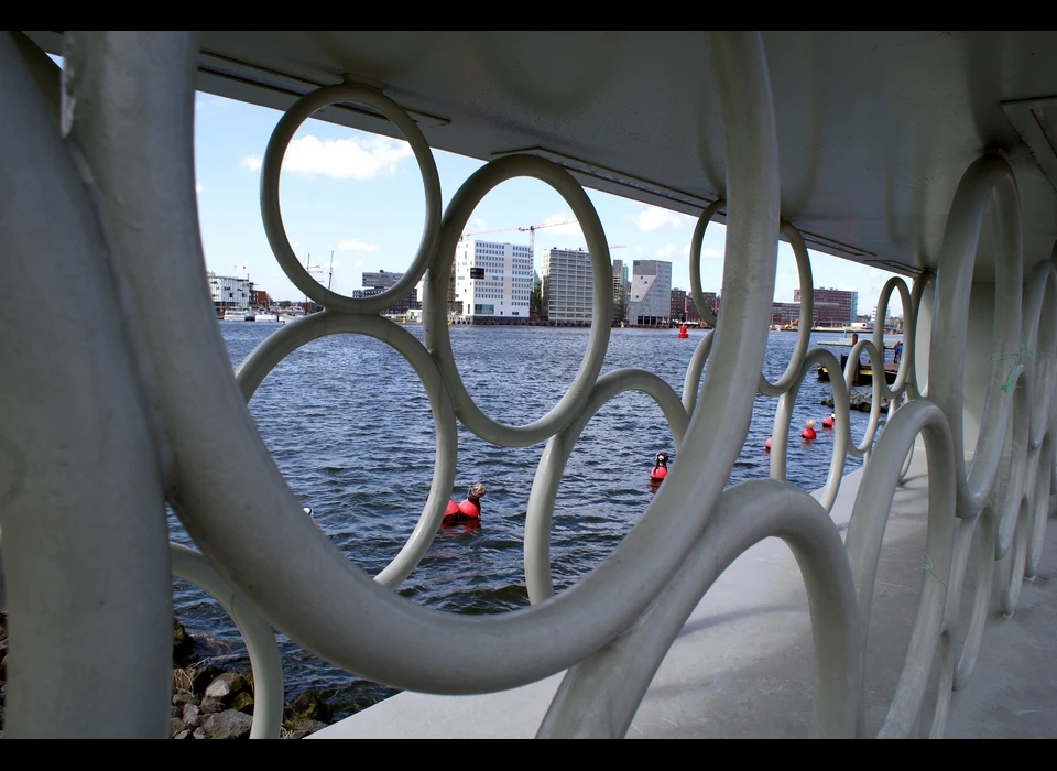 IJpromenade door balustrade Volewijckbrug naar De Ruyterkade (2012)