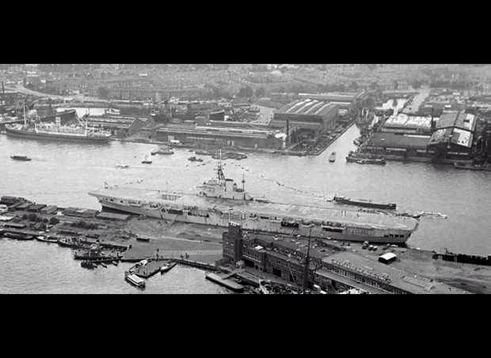Javakade gebouwen SMN aan Sumatrakade het Amerikaans escorte-vliegdekschip USS St.Andrews (ca.1946)