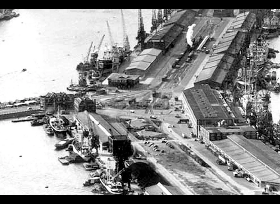 van links de Verbindingsdam, enige toegang tot Java-eiland (naar boven) en KNSM-eiland (naar onder) (ca.1950c)