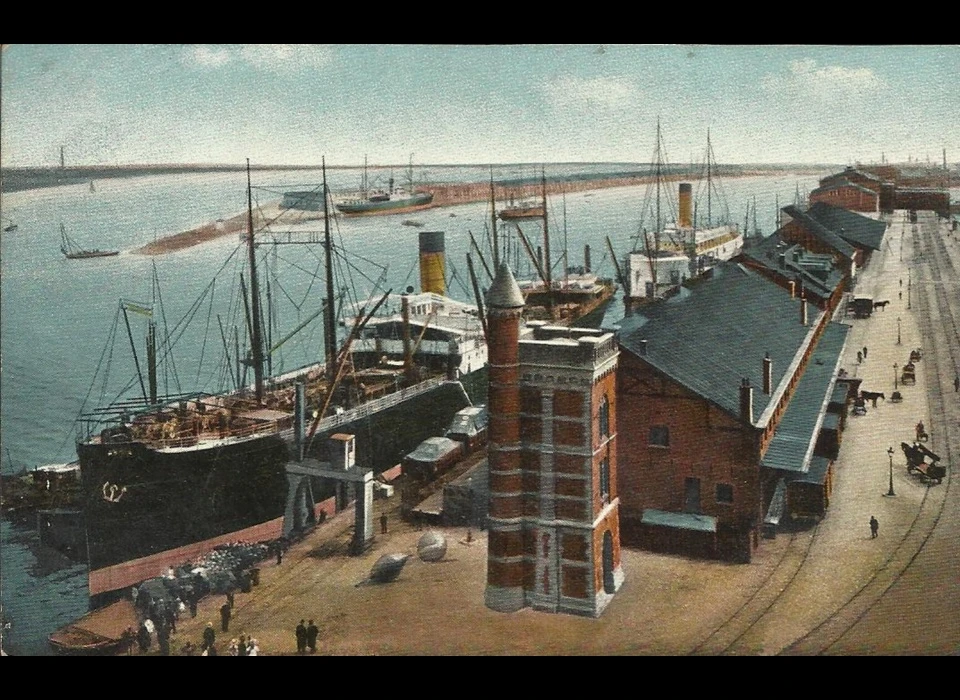 Oostelijke Handelskade op achtergrond Javakade met SMN (ca.1910)