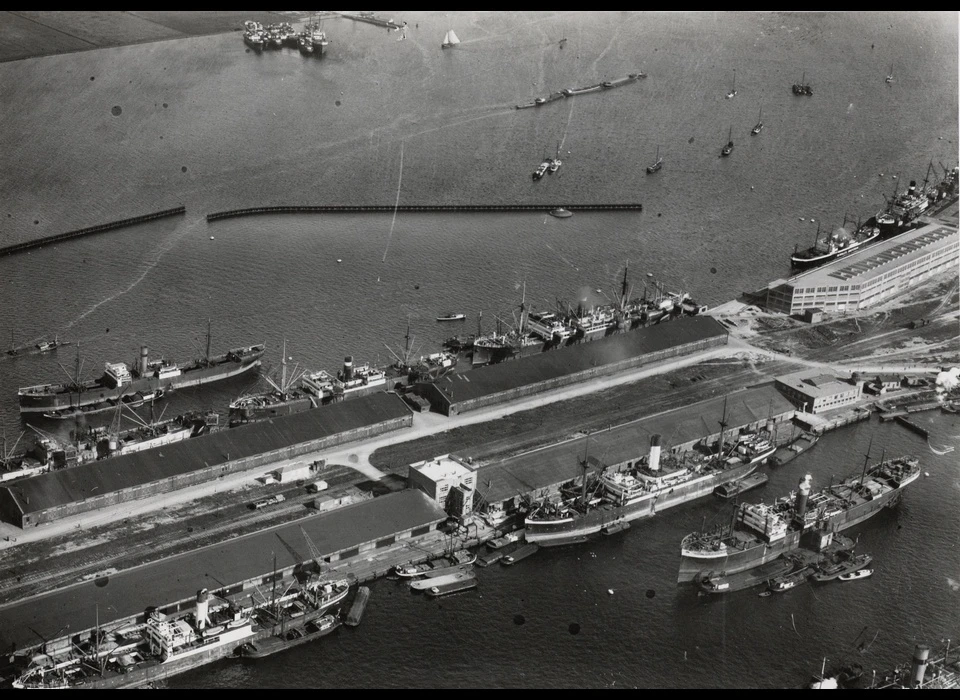 luchtfoto van het oostelijk havengebied, van boven naar beneden Afgesloten IJ, Sumatrakade, Javakade en IJhaven (1923)