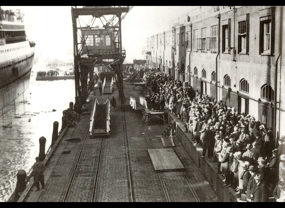 Javakade wachtenden op de aankomst van een boot (1928)