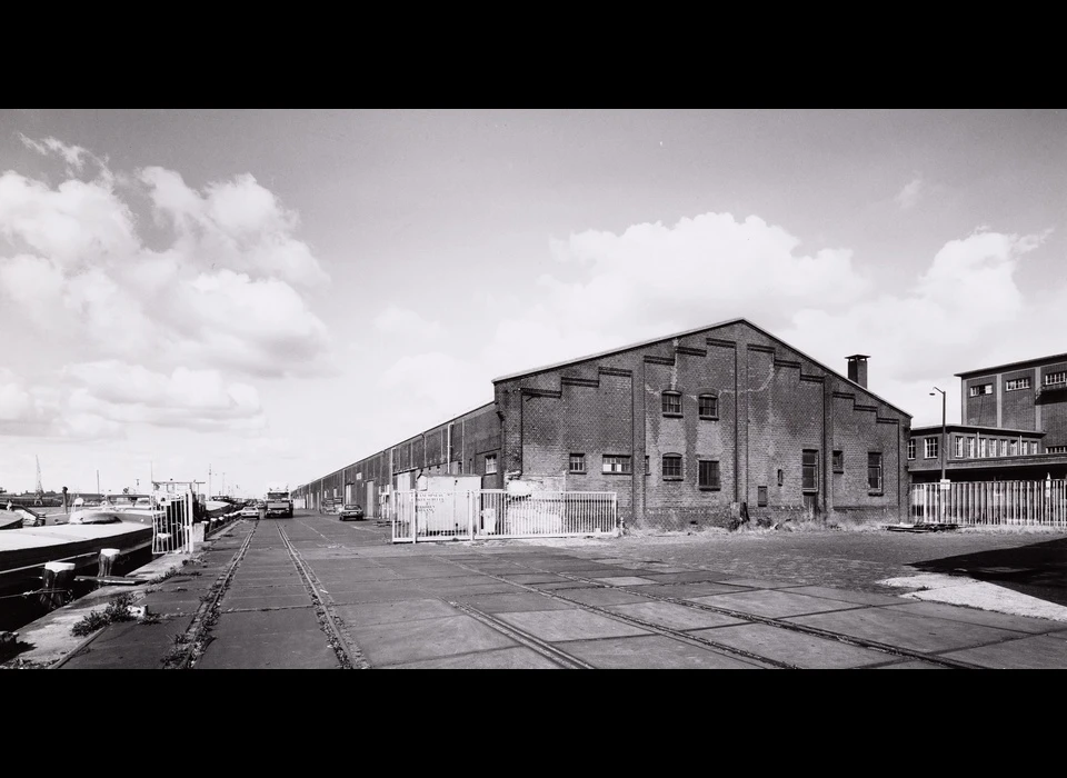 Javakade rechts loods G van de SMN voormalig latexstation (1983)