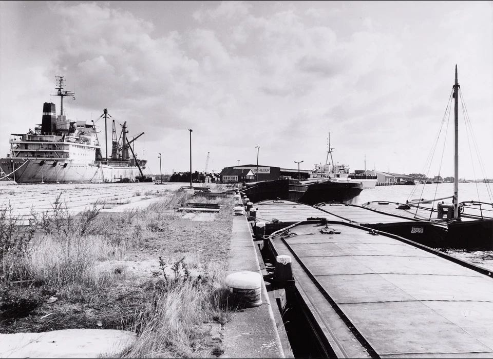 Javakade 10 gezien vanaf de kop van het Java-eiland naar gebouw Jonker-Scheuer (ca.1982)