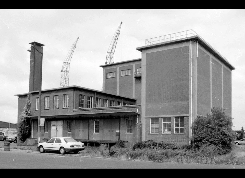 Javakade 14 gebouwen Tankbedrijf Amsterdam ontworpen voor SMN door A.D.N.van Gendt in 1949 (1990)