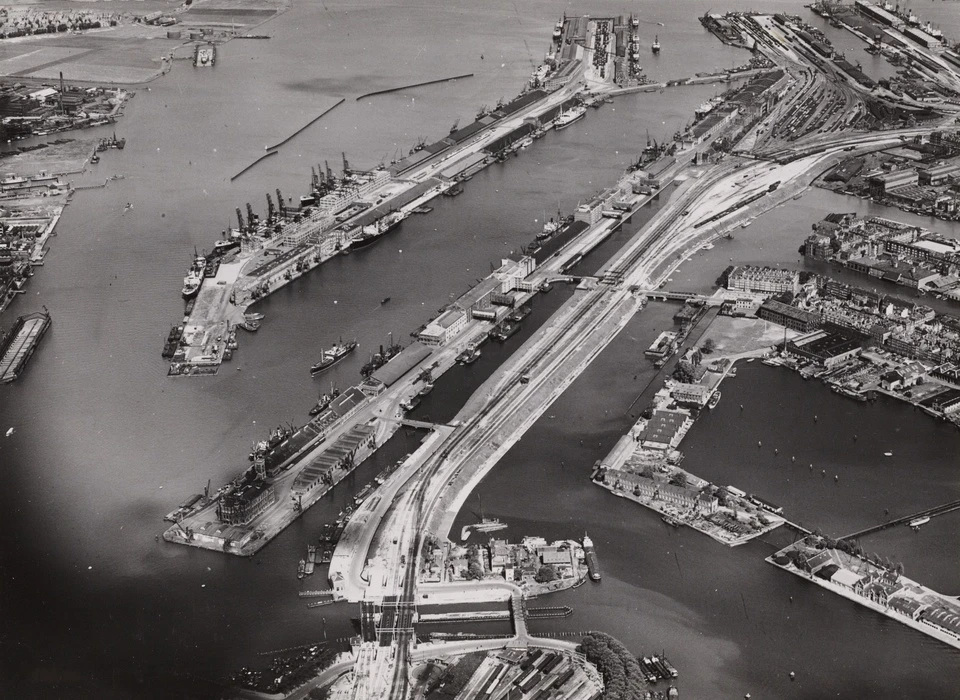 links boven golfbrekers, Sumatrakade, Javakade, IJhaven en Oostelijke Handelskade (1938)