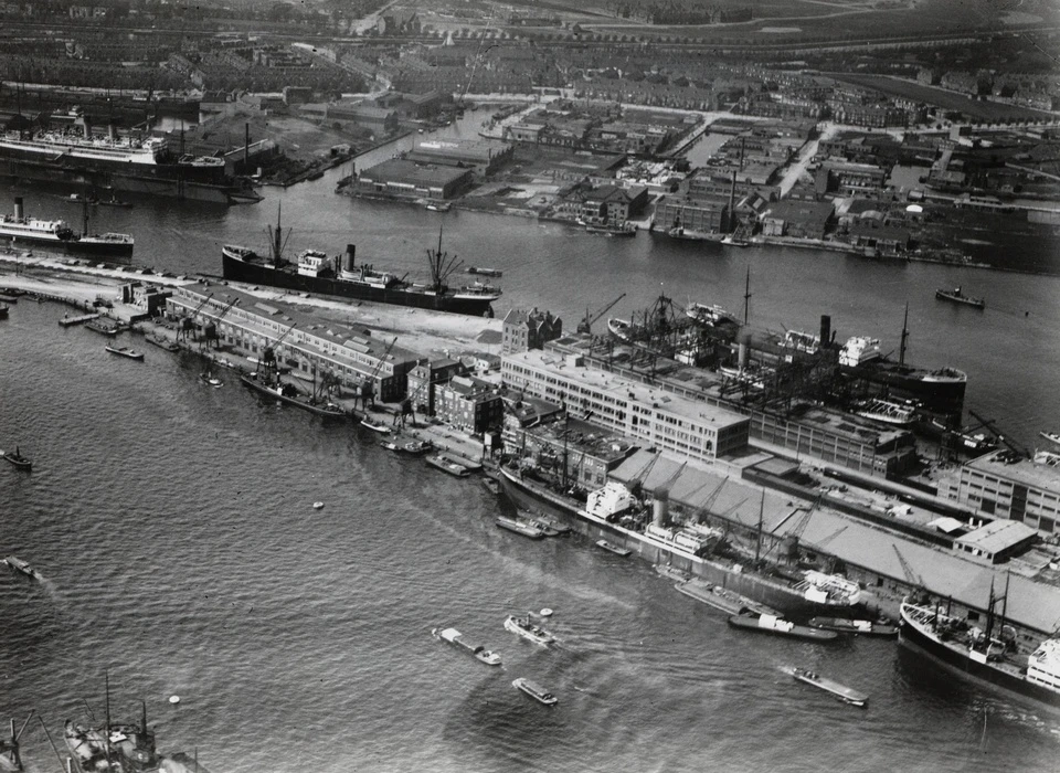 luchtfoto van links naar rechts IJhaven, Javakade, Sumatrakade, IJ (1938)